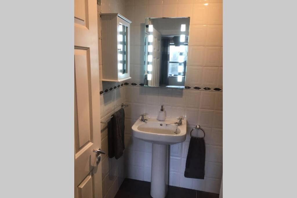 Waterfront Apartment Completely Refurbished Westport Esterno foto
